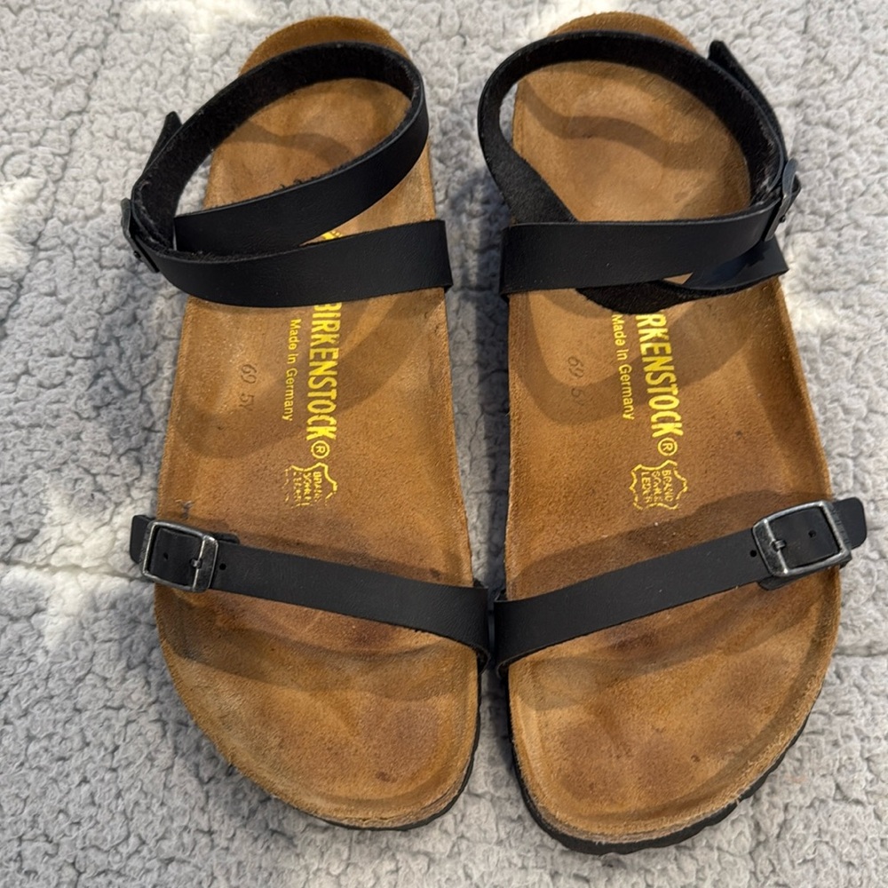 Women’s Strappy Birkenstock sandals
Women’s size 10/41